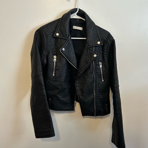 Abercrombie & Fitch Jackets & Blazers - Abercrombie & Fitch • Cropped Fittes Vegan Leather Biker Jacket